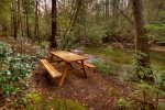 Reel Creek Lodge - Picnic Table Overlooking Fightingtown Creek